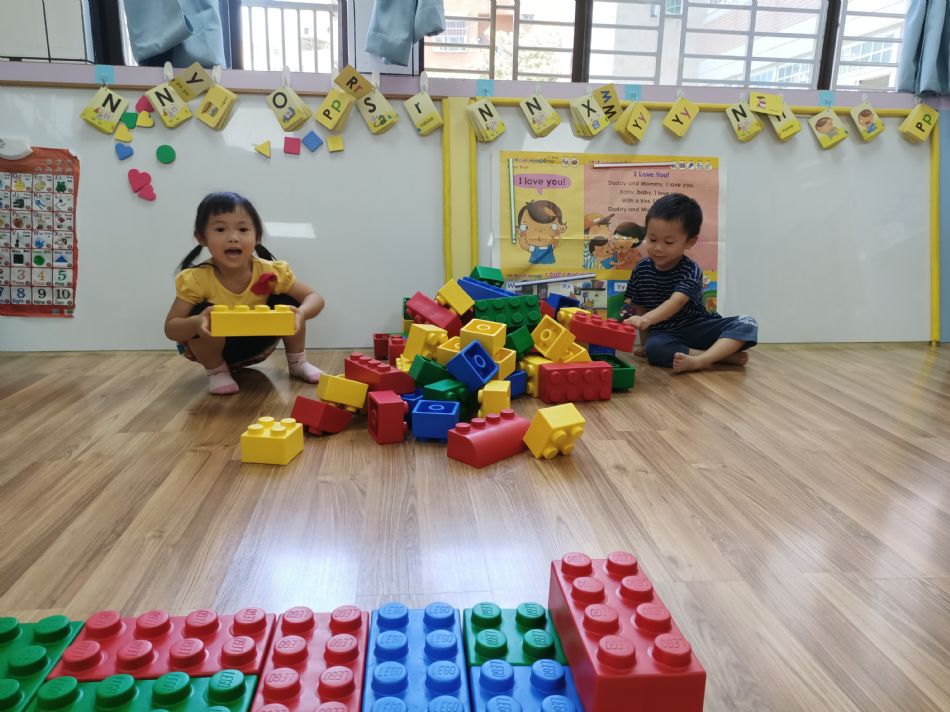 文件 : <FONT COLOR='red'>(109.06.23)樂高【騎木馬】-18.JPG</FONT> <BR> 尺寸 : <FONT COLOR='blue'>950 × 712</FONT> 圖元 <BR> 格式 : <FONT COLOR='green'>jpg</FONT> <BR> 大小 : <FONT COLOR='green'> -- </FONT> KB