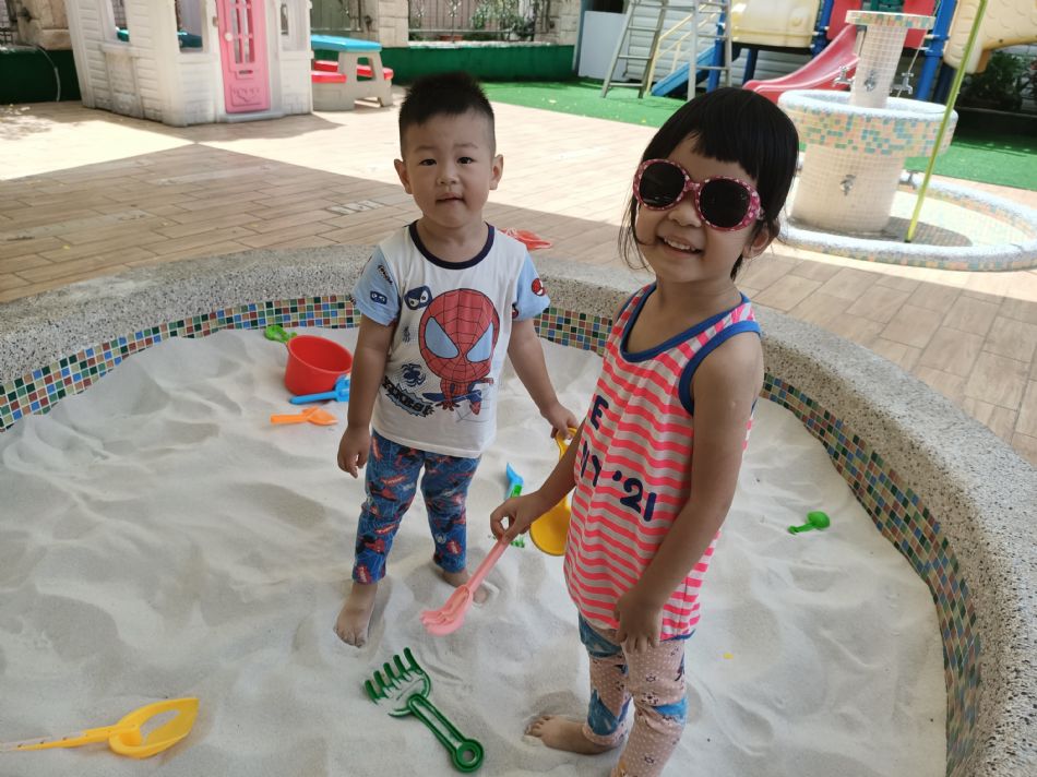 文件 : <FONT COLOR='red'>(109.06.20)玩沙趣.JPG</FONT> <BR> 尺寸 : <FONT COLOR='blue'>950 × 712</FONT> 圖元 <BR> 格式 : <FONT COLOR='green'>jpg</FONT> <BR> 大小 : <FONT COLOR='green'> -- </FONT> KB