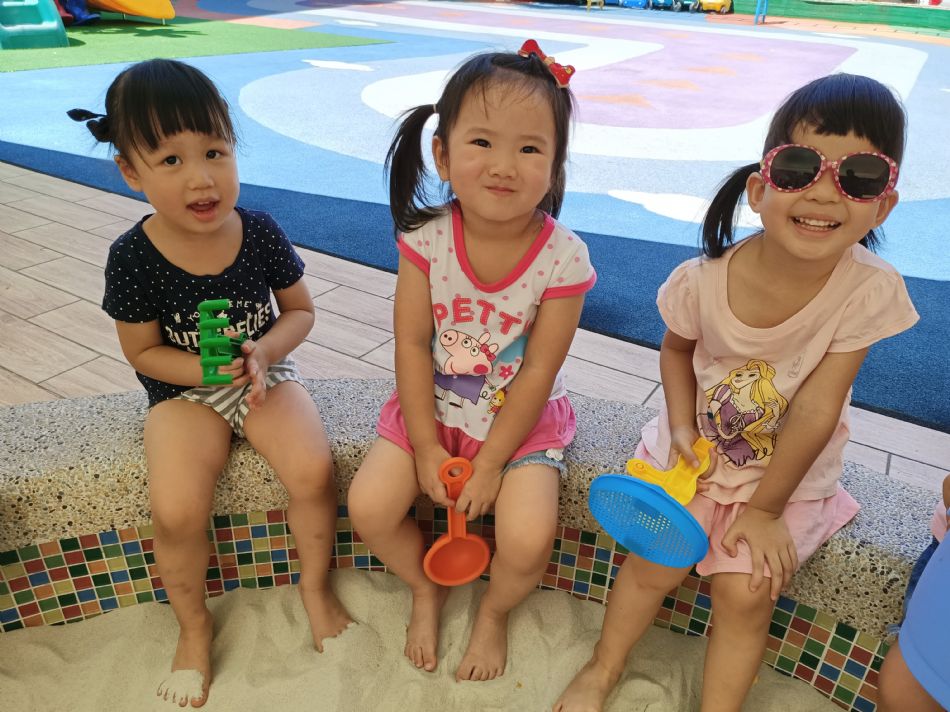 文件 : <FONT COLOR='red'>(109.06.22)開心玩沙-2.JPG</FONT> <BR> 尺寸 : <FONT COLOR='blue'>950 × 712</FONT> 圖元 <BR> 格式 : <FONT COLOR='green'>jpg</FONT> <BR> 大小 : <FONT COLOR='green'> -- </FONT> KB