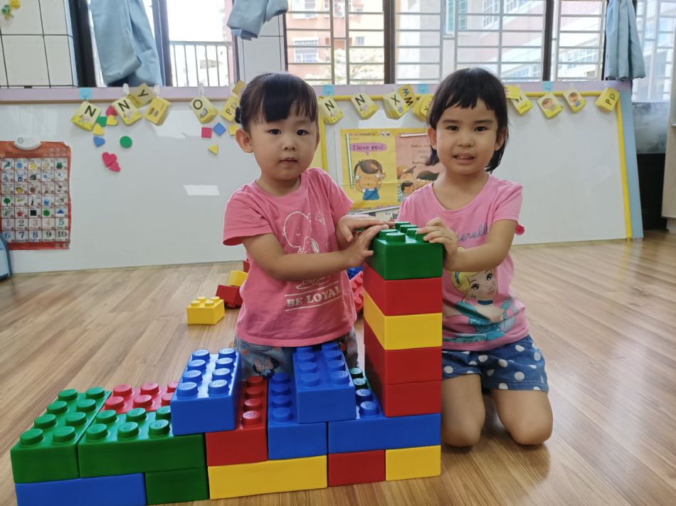 文件 : <FONT COLOR='red'>(109.06.23)樂高【騎木馬】-2.JPG</FONT> <BR> 尺寸 : <FONT COLOR='blue'>950 × 712</FONT> 圖元 <BR> 格式 : <FONT COLOR='green'>jpg</FONT> <BR> 大小 : <FONT COLOR='green'> -- </FONT> KB