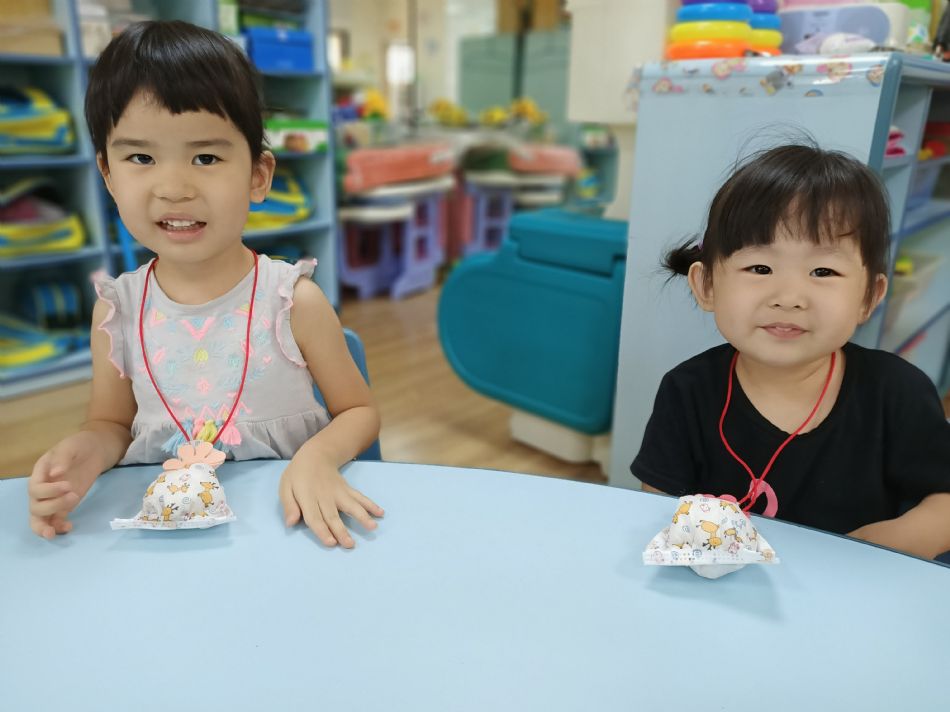 文件 : <FONT COLOR='red'>(109.06.24)端午香包.JPG</FONT> <BR> 尺寸 : <FONT COLOR='blue'>950 × 712</FONT> 圖元 <BR> 格式 : <FONT COLOR='green'>jpg</FONT> <BR> 大小 : <FONT COLOR='green'> -- </FONT> KB