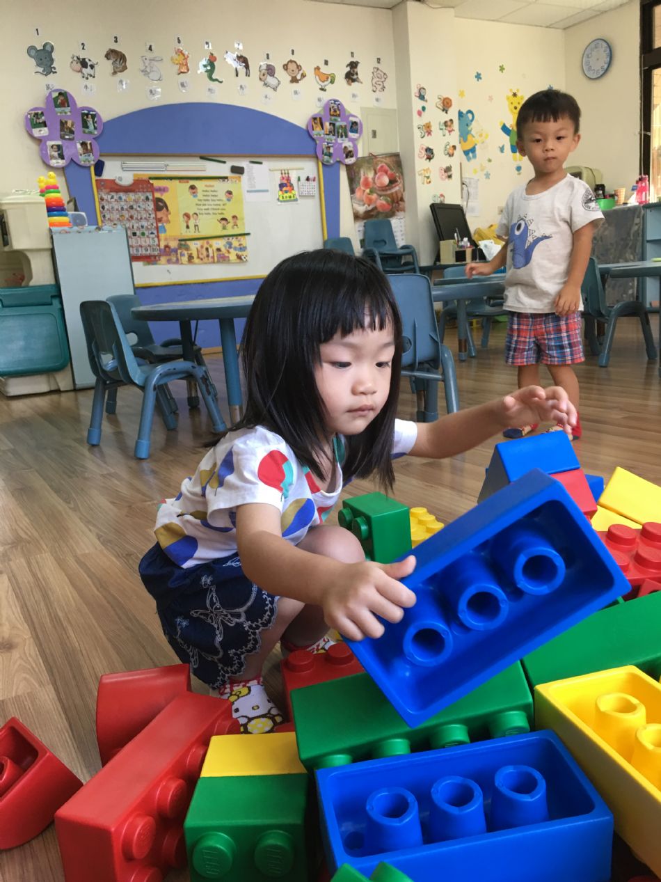 文件 : <FONT COLOR='red'>(108.08.28)樂高積木【彩色樂園】-1.JPG</FONT> <BR> 尺寸 : <FONT COLOR='blue'>950 × 1267</FONT> 圖元 <BR> 格式 : <FONT COLOR='green'>jpg</FONT> <BR> 大小 : <FONT COLOR='green'> -- </FONT> KB