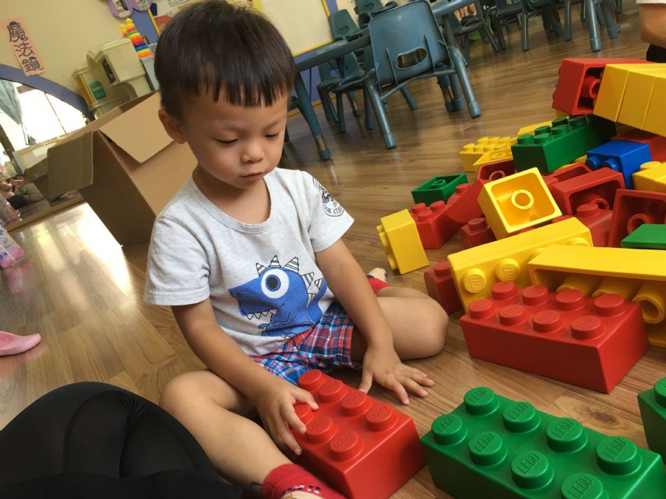 文件 : <FONT COLOR='red'>(108.08.28)樂高積木【彩色樂園】-9.JPG</FONT> <BR> 尺寸 : <FONT COLOR='blue'>950 × 712</FONT> 圖元 <BR> 格式 : <FONT COLOR='green'>jpg</FONT> <BR> 大小 : <FONT COLOR='green'> -- </FONT> KB