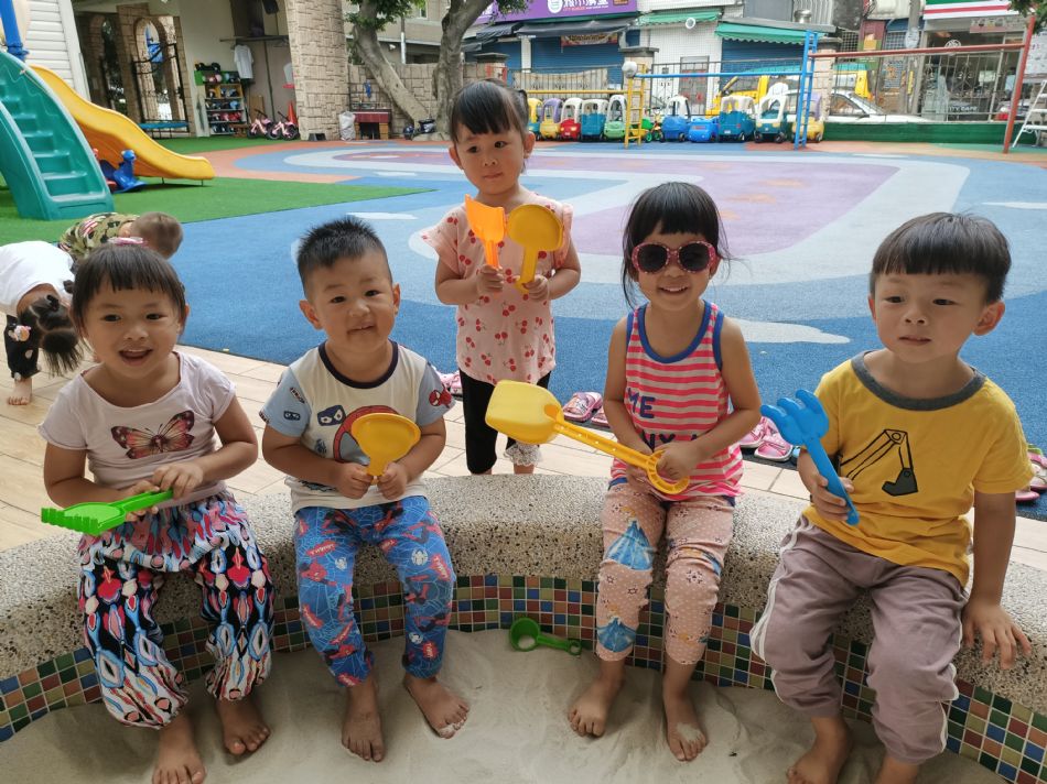 文件 : <FONT COLOR='red'>(109.06.20)玩沙趣.JPG</FONT> <BR> 尺寸 : <FONT COLOR='blue'>950 × 712</FONT> 圖元 <BR> 格式 : <FONT COLOR='green'>jpg</FONT> <BR> 大小 : <FONT COLOR='green'> -- </FONT> KB