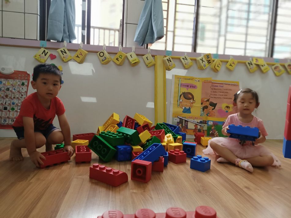 文件 : <FONT COLOR='red'>(109.06.30)樂高【好吃的冰棒】-3.JPG</FONT> <BR> 尺寸 : <FONT COLOR='blue'>950 × 712</FONT> 圖元 <BR> 格式 : <FONT COLOR='green'>jpg</FONT> <BR> 大小 : <FONT COLOR='green'> -- </FONT> KB