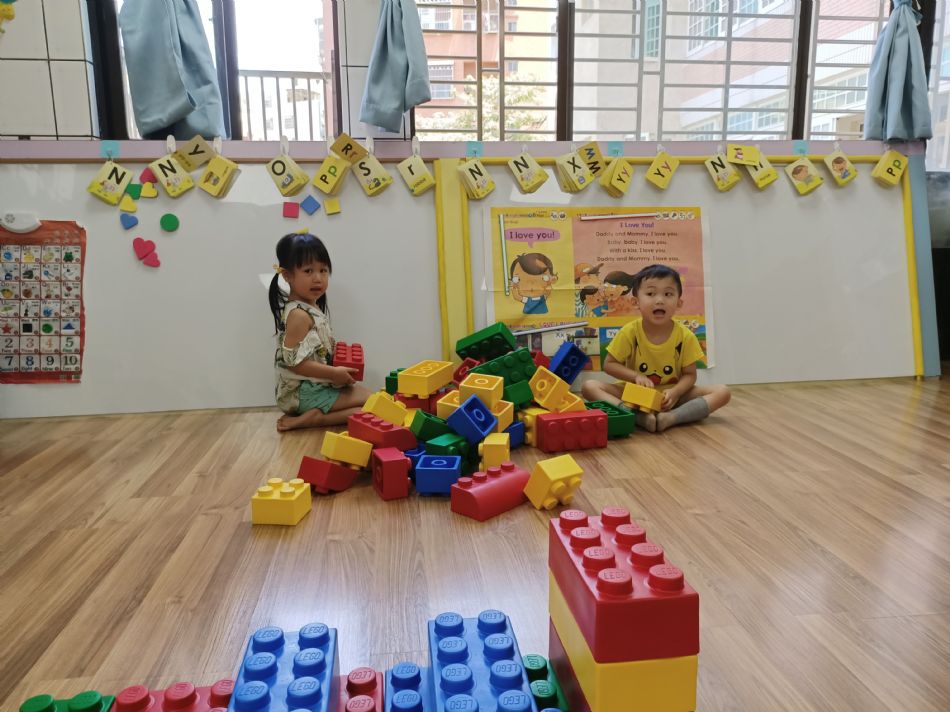 文件 : <FONT COLOR='red'>(109.06.23)樂高【騎木馬】-15.JPG</FONT> <BR> 尺寸 : <FONT COLOR='blue'>950 × 712</FONT> 圖元 <BR> 格式 : <FONT COLOR='green'>jpg</FONT> <BR> 大小 : <FONT COLOR='green'> -- </FONT> KB