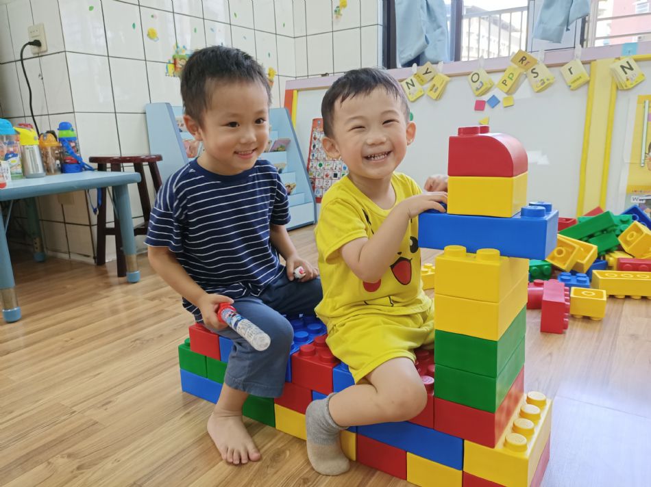 文件 : <FONT COLOR='red'>(109.06.23)樂高【騎木馬】-4.JPG</FONT> <BR> 尺寸 : <FONT COLOR='blue'>950 × 712</FONT> 圖元 <BR> 格式 : <FONT COLOR='green'>jpg</FONT> <BR> 大小 : <FONT COLOR='green'> -- </FONT> KB