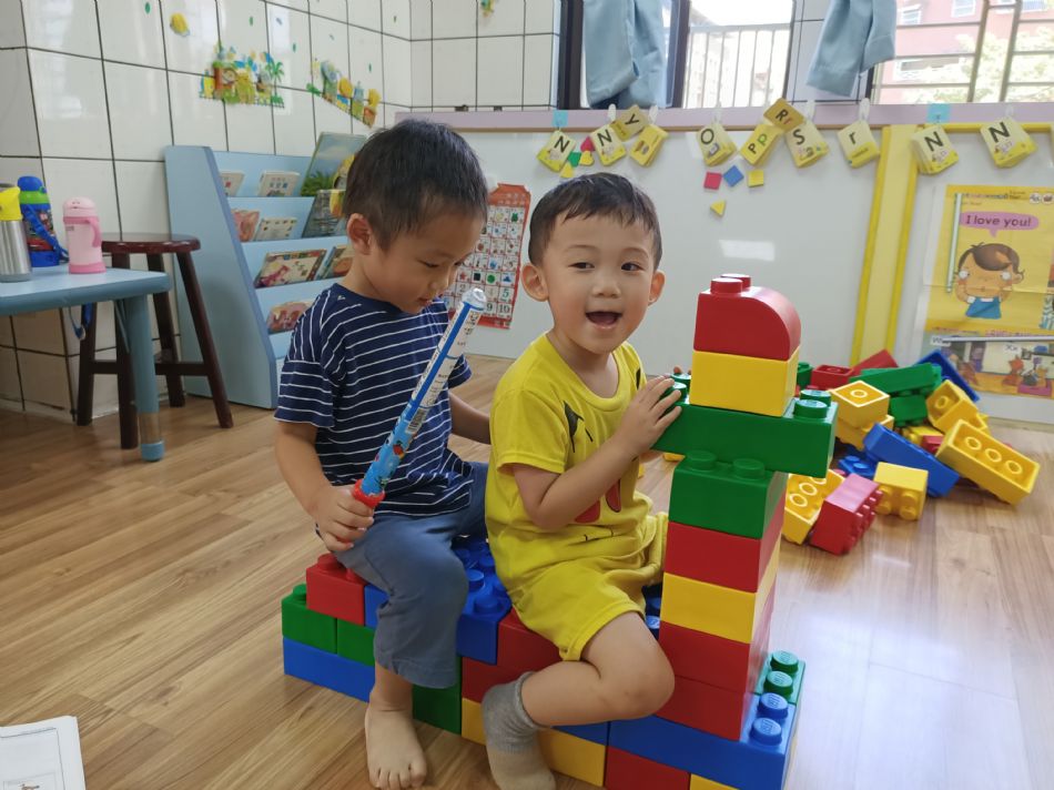 文件 : <FONT COLOR='red'>(109.06.23)樂高【騎木馬】-5.JPG</FONT> <BR> 尺寸 : <FONT COLOR='blue'>950 × 712</FONT> 圖元 <BR> 格式 : <FONT COLOR='green'>jpg</FONT> <BR> 大小 : <FONT COLOR='green'> -- </FONT> KB