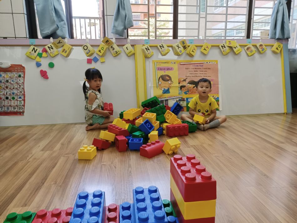 文件 : <FONT COLOR='red'>(109.06.23)樂高【騎木馬】-9.JPG</FONT> <BR> 尺寸 : <FONT COLOR='blue'>950 × 712</FONT> 圖元 <BR> 格式 : <FONT COLOR='green'>jpg</FONT> <BR> 大小 : <FONT COLOR='green'> -- </FONT> KB