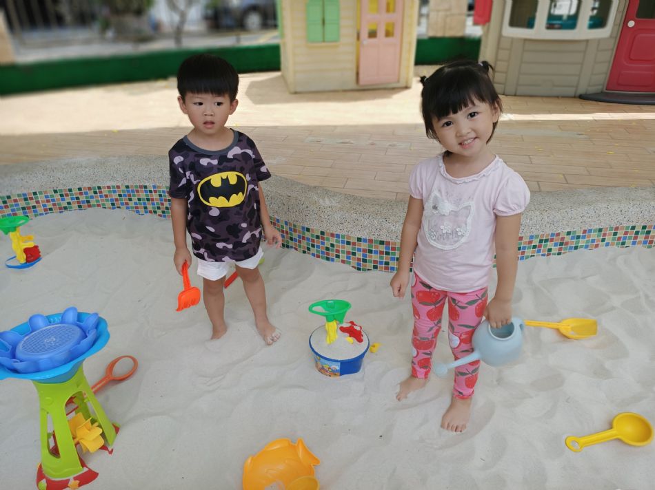 文件 : <FONT COLOR='red'>(109.06.20)玩沙趣-3.JPG</FONT> <BR> 尺寸 : <FONT COLOR='blue'>950 × 712</FONT> 圖元 <BR> 格式 : <FONT COLOR='green'>jpg</FONT> <BR> 大小 : <FONT COLOR='green'> -- </FONT> KB