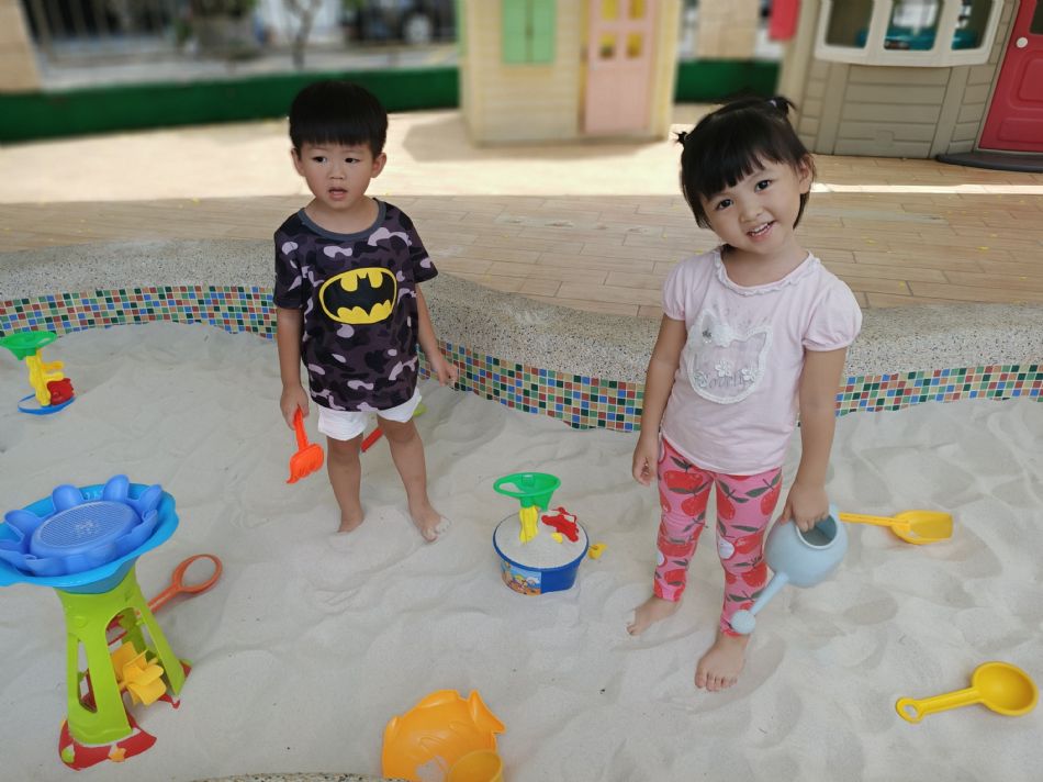 文件 : <FONT COLOR='red'>(109.06.20)玩沙趣.JPG</FONT> <BR> 尺寸 : <FONT COLOR='blue'>950 × 712</FONT> 圖元 <BR> 格式 : <FONT COLOR='green'>jpg</FONT> <BR> 大小 : <FONT COLOR='green'> -- </FONT> KB