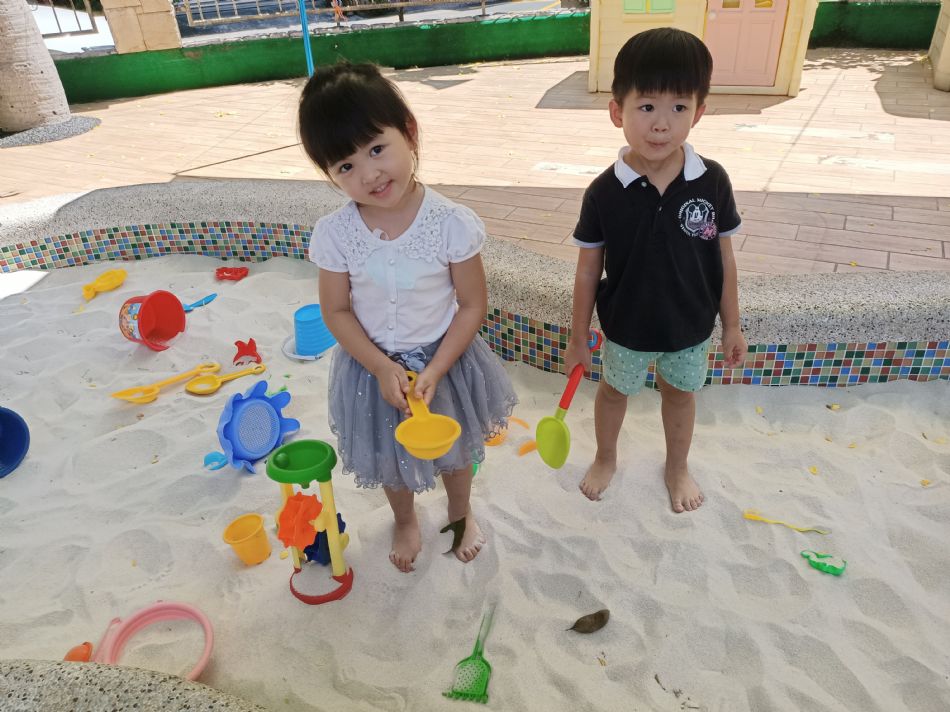 文件 : <FONT COLOR='red'>(109.06.22)開心玩沙-1.JPG</FONT> <BR> 尺寸 : <FONT COLOR='blue'>950 × 712</FONT> 圖元 <BR> 格式 : <FONT COLOR='green'>jpg</FONT> <BR> 大小 : <FONT COLOR='green'> -- </FONT> KB