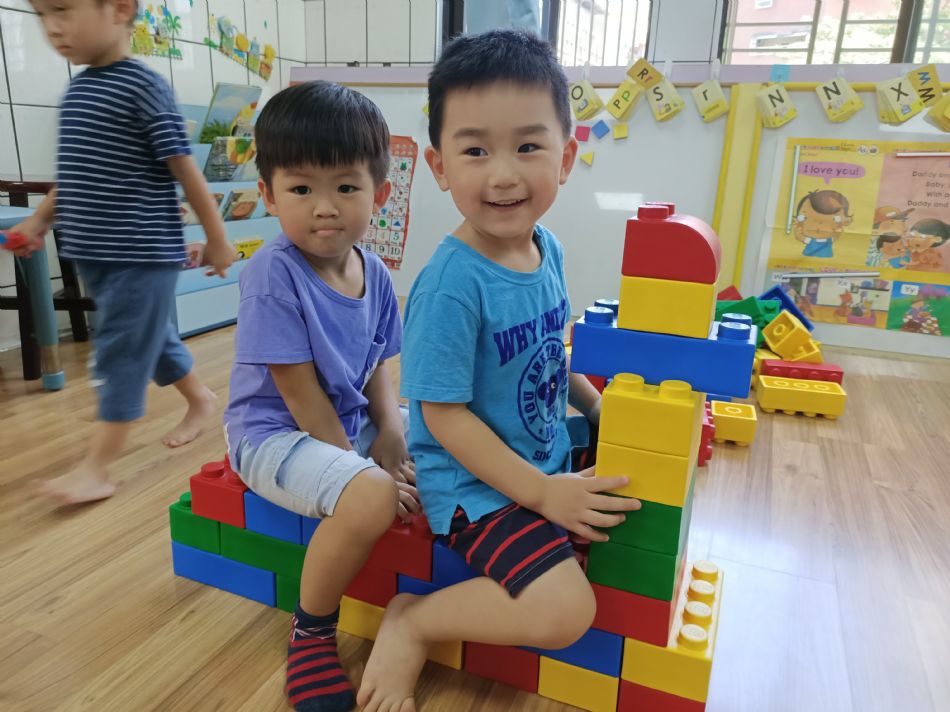 文件 : <FONT COLOR='red'>(109.06.23)樂高【騎木馬】-5.JPG</FONT> <BR> 尺寸 : <FONT COLOR='blue'>950 × 712</FONT> 圖元 <BR> 格式 : <FONT COLOR='green'>jpg</FONT> <BR> 大小 : <FONT COLOR='green'> -- </FONT> KB