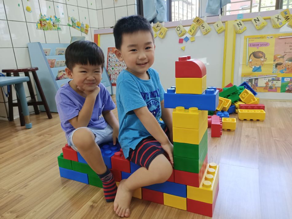 文件 : <FONT COLOR='red'>(109.06.23)樂高【騎木馬】-9.JPG</FONT> <BR> 尺寸 : <FONT COLOR='blue'>950 × 712</FONT> 圖元 <BR> 格式 : <FONT COLOR='green'>jpg</FONT> <BR> 大小 : <FONT COLOR='green'> -- </FONT> KB