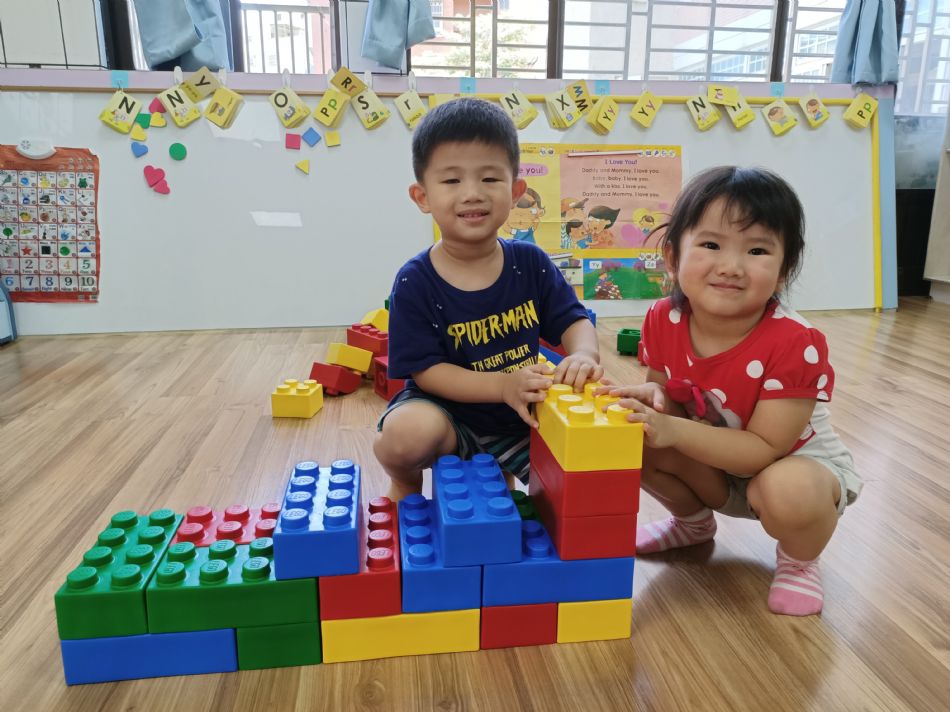 文件 : <FONT COLOR='red'>(109.06.23)樂高【騎木馬】-2.JPG</FONT> <BR> 尺寸 : <FONT COLOR='blue'>950 × 712</FONT> 圖元 <BR> 格式 : <FONT COLOR='green'>jpg</FONT> <BR> 大小 : <FONT COLOR='green'> -- </FONT> KB