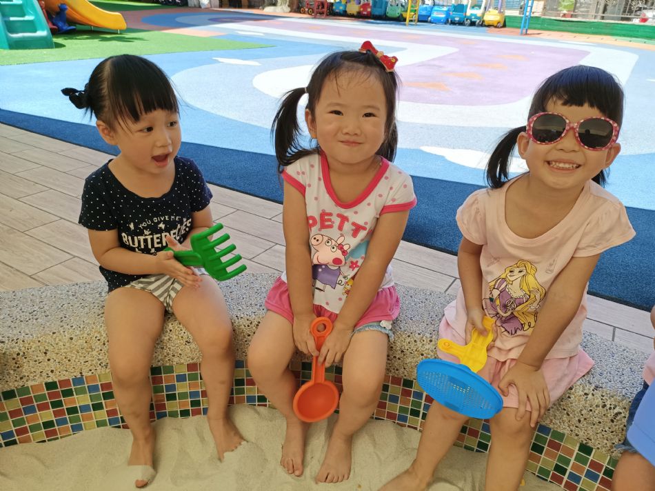 文件 : <FONT COLOR='red'>(109.06.22)開心玩沙-7.JPG</FONT> <BR> 尺寸 : <FONT COLOR='blue'>950 × 712</FONT> 圖元 <BR> 格式 : <FONT COLOR='green'>jpg</FONT> <BR> 大小 : <FONT COLOR='green'> -- </FONT> KB