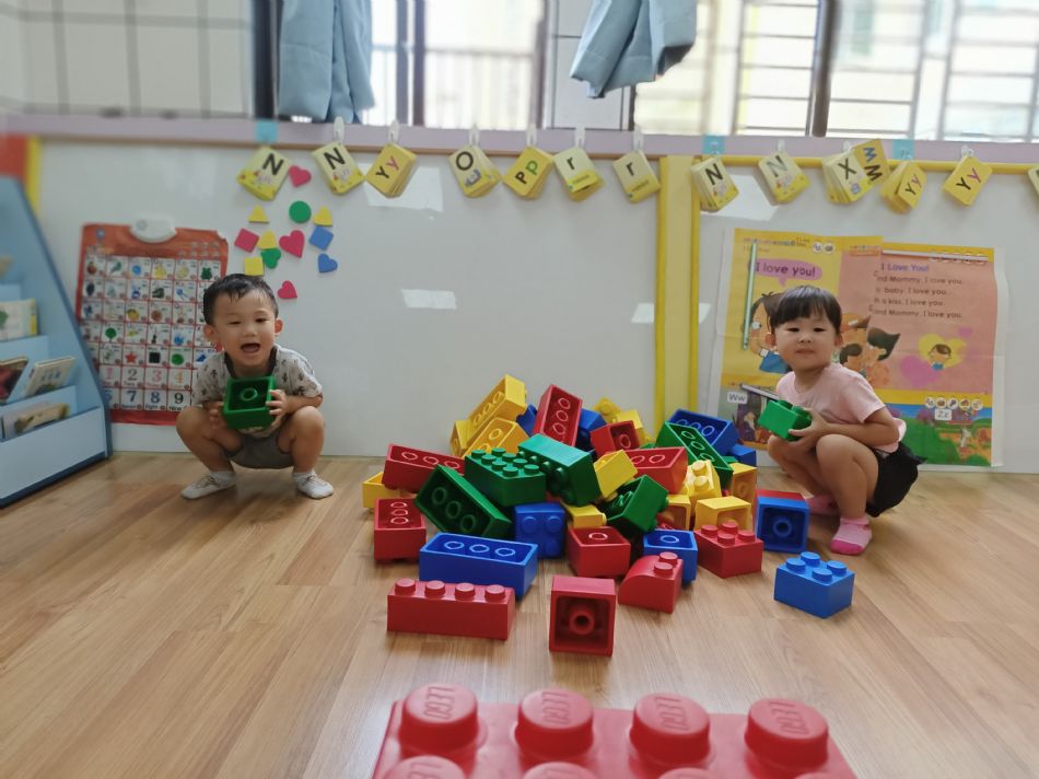 文件 : <FONT COLOR='red'>(109.06.30)樂高【好吃的冰棒】-4.JPG</FONT> <BR> 尺寸 : <FONT COLOR='blue'>950 × 712</FONT> 圖元 <BR> 格式 : <FONT COLOR='green'>jpg</FONT> <BR> 大小 : <FONT COLOR='green'> -- </FONT> KB