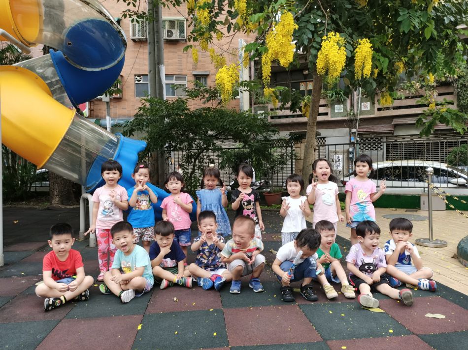 文件 : <FONT COLOR='red'>(109.06.11)操場遊戲.JPG</FONT> <BR> 尺寸 : <FONT COLOR='blue'>950 × 712</FONT> 圖元 <BR> 格式 : <FONT COLOR='green'>jpg</FONT> <BR> 大小 : <FONT COLOR='green'> -- </FONT> KB