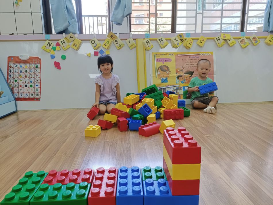 文件 : <FONT COLOR='red'>(109.06.23)樂高【騎木馬】-3.JPG</FONT> <BR> 尺寸 : <FONT COLOR='blue'>950 × 712</FONT> 圖元 <BR> 格式 : <FONT COLOR='green'>jpg</FONT> <BR> 大小 : <FONT COLOR='green'> -- </FONT> KB