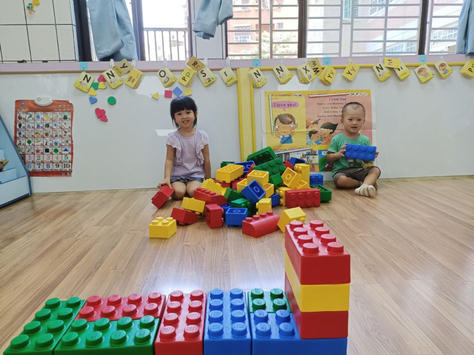 文件 : <FONT COLOR='red'>(109.06.23)樂高【騎木馬】-4.JPG</FONT> <BR> 尺寸 : <FONT COLOR='blue'>950 × 712</FONT> 圖元 <BR> 格式 : <FONT COLOR='green'>jpg</FONT> <BR> 大小 : <FONT COLOR='green'> -- </FONT> KB