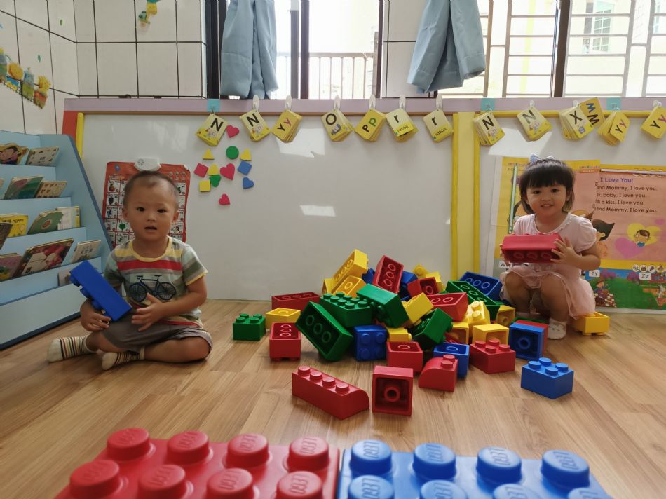 文件 : <FONT COLOR='red'>(109.06.30)樂高【好吃的冰棒】-3.JPG</FONT> <BR> 尺寸 : <FONT COLOR='blue'>950 × 712</FONT> 圖元 <BR> 格式 : <FONT COLOR='green'>jpg</FONT> <BR> 大小 : <FONT COLOR='green'> -- </FONT> KB