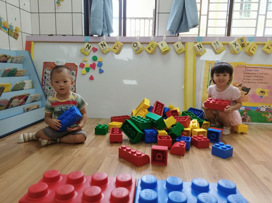 文件 : <FONT COLOR='red'>(109.06.30)樂高【好吃的冰棒】-4.JPG</FONT> <BR> 尺寸 : <FONT COLOR='blue'>950 × 712</FONT> 圖元 <BR> 格式 : <FONT COLOR='green'>jpg</FONT> <BR> 大小 : <FONT COLOR='green'> -- </FONT> KB