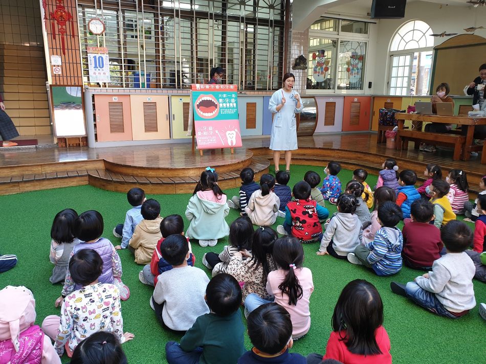 文件 : <FONT COLOR='red'>110牙齒衛教_200117_0012.jpg</FONT> <BR> 尺寸 : <FONT COLOR='blue'>950 × 712</FONT> 圖元 <BR> 格式 : <FONT COLOR='green'>jpg</FONT> <BR> 大小 : <FONT COLOR='green'> -- </FONT> KB